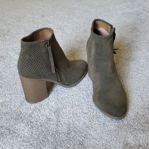 🆕️ universal thread ankle boots